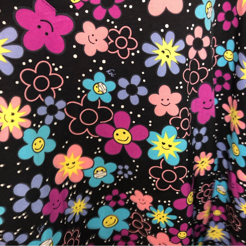 NWT Koi Basics Floral Smiley Face print short sleeve v neck scrub top size 5X - Picture 6 of 8